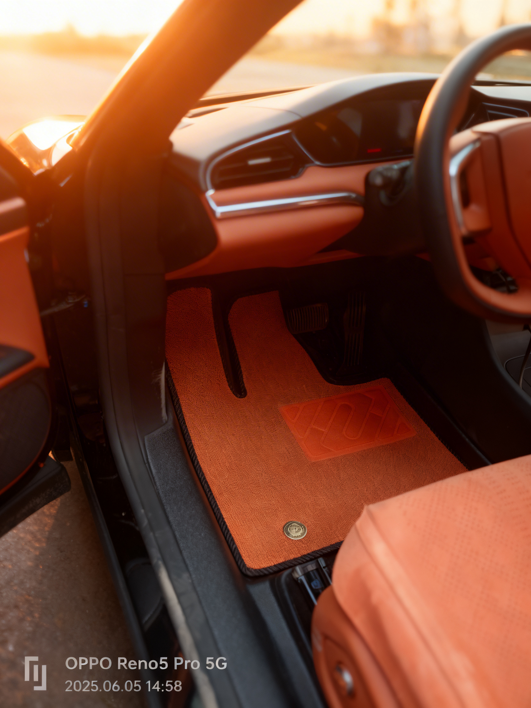 汽车脚垫 全包围款 橙色绒面材质 车内装饰用品